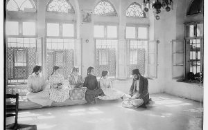 Radio Jai -Colonia americana.  Departamento de fotografía, fotógrafo.  Los samaritanos de Nablus Shechhem.  escuela samaritana.  Naplusa Cisjordania Naplusa, 1900. [Aproximadamente a 1920] Fotografía.  https://www.loc.gov/item/2019693319/.