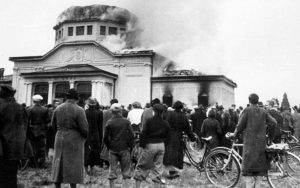 Radio Jai -En Graz, Austria, los espectadores observan una sinagoga en llamas la mañana después de la Kristallnacht, 10 de noviembre de 1938 (dominio público)