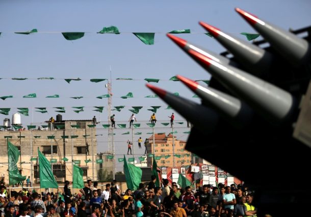 Radio Jai -Partidarios de Hamas participan en una manifestación contra Israel mientras activistas de Hamas exhiben cohetes en un camión en Rafah, sur de la Franja de Gaza, 28 de mayo de 2021, Reuters