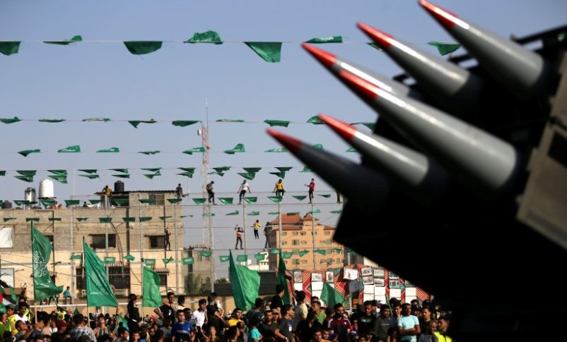 Radio Jai -Partidarios de Hamas participan en una manifestación contra Israel mientras activistas de Hamas exhiben cohetes en un camión en Rafah, sur de la Franja de Gaza, 28 de mayo de 2021, Reuters