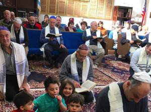 Radio Jai -Es una costumbre entre los judíos caraítas rezar de rodillas en el suelo, como se ve aquí en el santuario de la Congregación B'nai Israel en Daly City. (Foto/Cortesía de judíos kararitas de América)