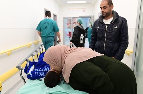 Radio Jai -La abuela de Gazan Amir Yichya Mabchuch, de 5 años, lo besa en la cabeza antes de que lo lleven a una cirugía a corazón abierto, en el Centro Médico Wolfson en Holon, el 21 de noviembre de 2022. (Tomer Noyberg/Save a Child's Heart )