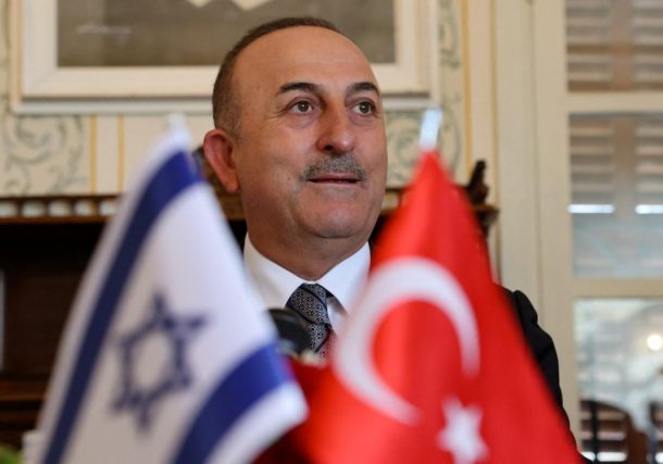 Radio Jai -El ministro de Relaciones Exteriores de Turquía, Mevlut Cavusoglu, en una reunión con empresarios israelíes y turcos en Tel Aviv, el 25 de mayo de 2022 (AFP)