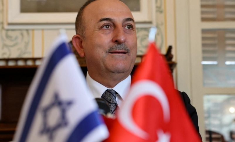 Radio Jai -El ministro de Relaciones Exteriores de Turquía, Mevlut Cavusoglu, en una reunión con empresarios israelíes y turcos en Tel Aviv, el 25 de mayo de 2022 (AFP)