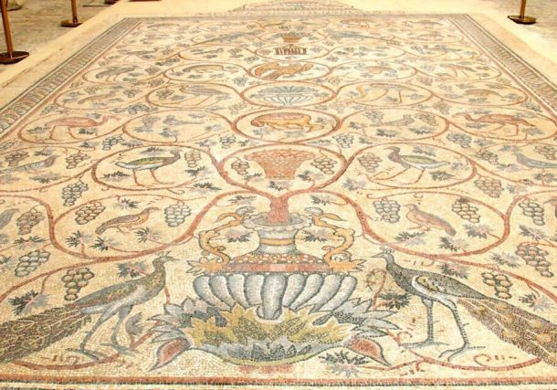 Radio Jai - El mosaico de aves en el piso del Museo Armenio Edward and Helen Mardigian de Jerusalén. (Shmuel Bar Am)