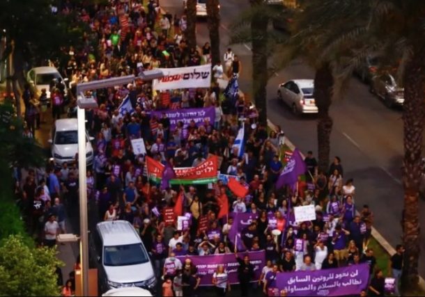 Radio Jai -Miles de judíos y árabes marchan en Tel Aviv por la paz y la convivencia, sábado 22 de mayo de 2021. (Crédito de la foto: DE PIE JUNTOS)