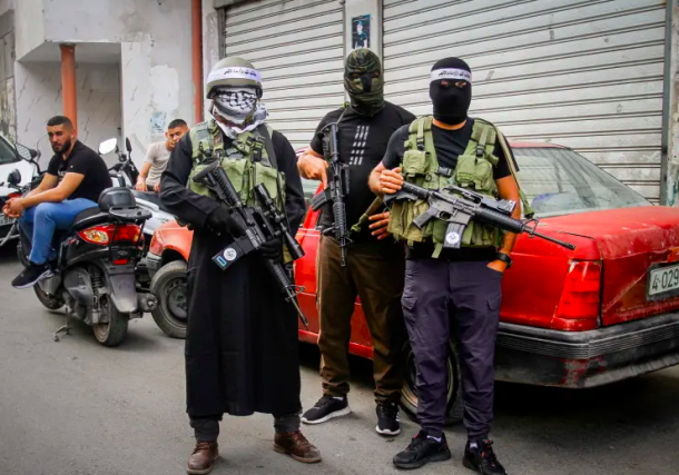Radio Jai -Pistoleros palestinos y dolientes asisten al funeral del activista de la Jihad Islámica Palestina Matin dabaya, quien murió durante los enfrentamientos con las fuerzas israelíes, durante su funeral en Jenin, Cisjordania, el 14 de octubre de 2022. (Crédito de la foto: NASSER ISHTAYEH/FLASH90)