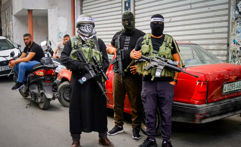 Radio Jai -Pistoleros palestinos y dolientes asisten al funeral del activista de la Jihad Islámica Palestina Matin dabaya, quien murió durante los enfrentamientos con las fuerzas israelíes, durante su funeral en Jenin, Cisjordania, el 14 de octubre de 2022. (Crédito de la foto: NASSER ISHTAYEH/FLASH90)