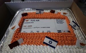 Radio Jai -Un pastel preparado por TUS Airways para celebrar el primer vuelo de Tel Aviv a Doha para los fanáticos del fútbol rumbo al torneo de la Copa Mundial 2022, en el aeropuerto internacional Ben Gurión de Israel, el 20 de noviembre de 2022. (Gil COHEN-MAGEN / AFP)