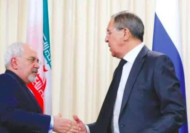 Radio Jai -Los ministros de Asuntos Exteriores de Rusia, Sergei Lavrov (centro), de Turquía, Mevlut Cavusoglu (derecha) y de Irán, Mohammad Zarif, emitieron el martes una declaración sobre el fin de la guerra civil en Siria. (Crédito de la foto: REUTERS)