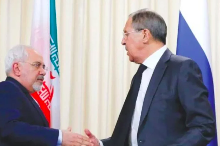 Radio Jai -Los ministros de Asuntos Exteriores de Rusia, Sergei Lavrov (centro), de Turquía, Mevlut Cavusoglu (derecha) y de Irán, Mohammad Zarif, emitieron el martes una declaración sobre el fin de la guerra civil en Siria. (Crédito de la foto: REUTERS)