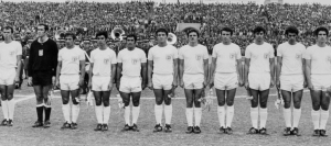 Radio Jai -El equipo nacional de fútbol de Israel se alinea durante el himno nacional antes del inicio de un partido contra Australia en la Ciudad de México, el 25 de mayo de 1970. (Personal/AFP a través de Getty Images)