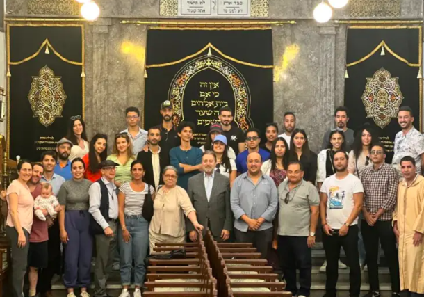Radio Jai - Sinagoga de Marruecos .Mehdi Boudra, el rabino Dr. Elie Abadie, Magda Haroun, Sammy Ibrahim, Abdeslam Filali, Chaymae Aboubou, en la sinagoga Rabbi Pinhas, Marrakech, Marruecos.  (Crédito de la foto: Cortesía de la Asociación Mimouna/Federación Americana Sefardí)