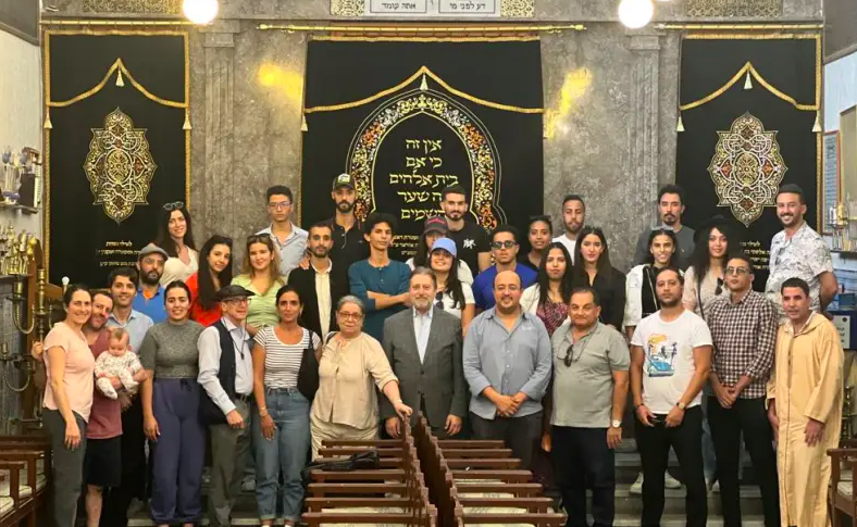 Radio Jai - Sinagoga de Marruecos .Mehdi Boudra, el rabino Dr. Elie Abadie, Magda Haroun, Sammy Ibrahim, Abdeslam Filali, Chaymae Aboubou, en la sinagoga Rabbi Pinhas, Marrakech, Marruecos. (Crédito de la foto: Cortesía de la Asociación Mimouna/Federación Americana Sefardí)