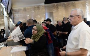 Radio Jai -La gente se registra en un mostrador en el aeropuerto internacional Ben Gurion en Tel Aviv, el primer vuelo comercial de Israel a Doha para el torneo de la Copa Mundial 2022, el 20 de noviembre de 2022. (Tomer Neuberg/Flash90)