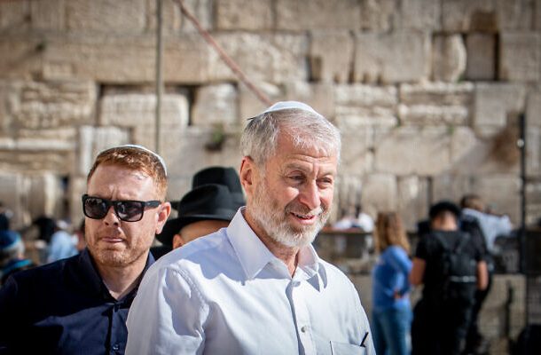 Radio Jai -El oligarca ruso-israelí Roman Abramovich en el Muro de los Lamentos en la Ciudad Vieja de Jerusalén, 20 de diciembre de 2022. (Arie Leib Abrams/Flash90)