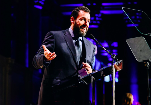 Radio Jai -Adam Sandler da un discurso de aceptación en los Premios Gotham 2022. (Imágenes Getty a través de Nina Westervelt)