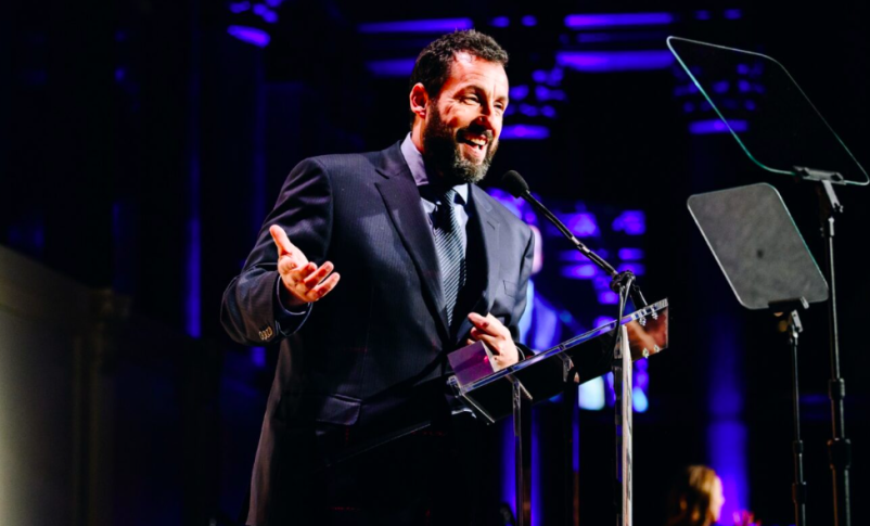Radio Jai -Adam Sandler da un discurso de aceptación en los Premios Gotham 2022. (Imágenes Getty a través de Nina Westervelt)