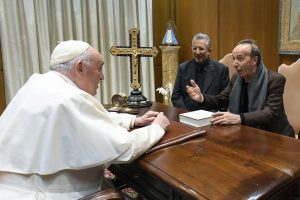 Radio Jai -Roberto Benigni, el actor de La Vida aes Bella se reunió con el Papa Francisco