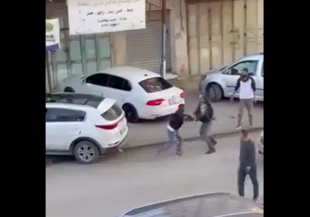 Radio Jai -Un oficial de la Policía Fronteriza busca detener a un sospechoso de apuñalamiento palestino en la ciudad de Hawara, en el norte de Cisjordania, el 2 de diciembre de 2022. (Captura de pantalla/Twitter)