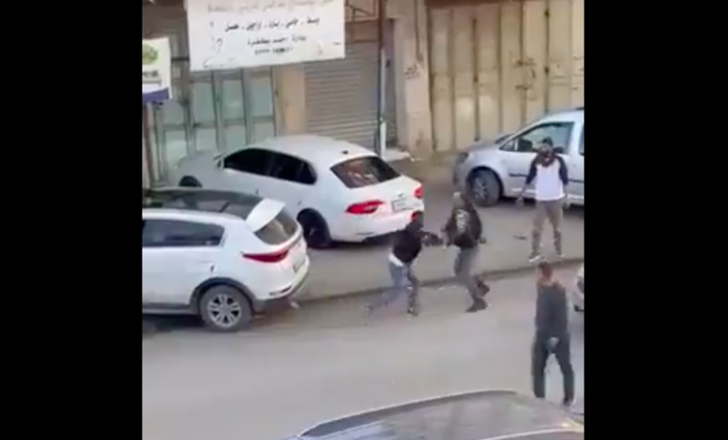 Radio Jai -Un oficial de la Policía Fronteriza busca detener a un sospechoso de apuñalamiento palestino en la ciudad de Hawara, en el norte de Cisjordania, el 2 de diciembre de 2022. (Captura de pantalla/Twitter)