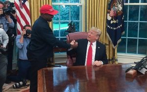 Radio Jai -El presidente de los Estados Unidos, Donald Trump, se reúne con el rapero Kanye West en la Oficina Oval de la Casa Blanca en Washington, DC, el 11 de octubre de 2018. (SEBASTIAN SMITH / AFP)