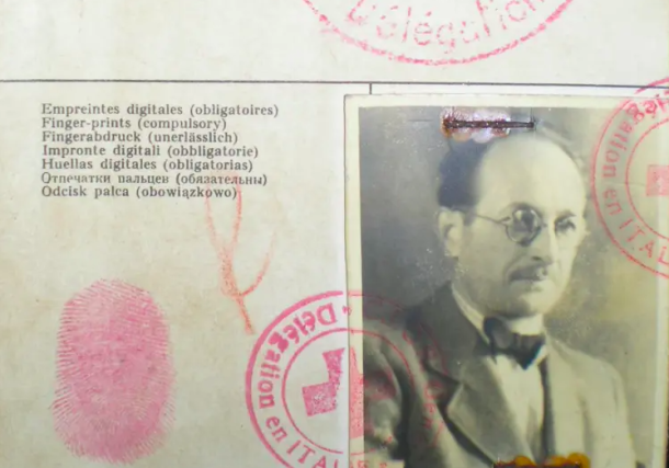 Radio Jai -Documento de identidad falso de la Cruz Roja de ADOLF EICHMANN, utilizado para ingresar a Argentina bajo el alias Ricardo Klement en 1950. (Crédito de la foto: Wikimedia Commons)