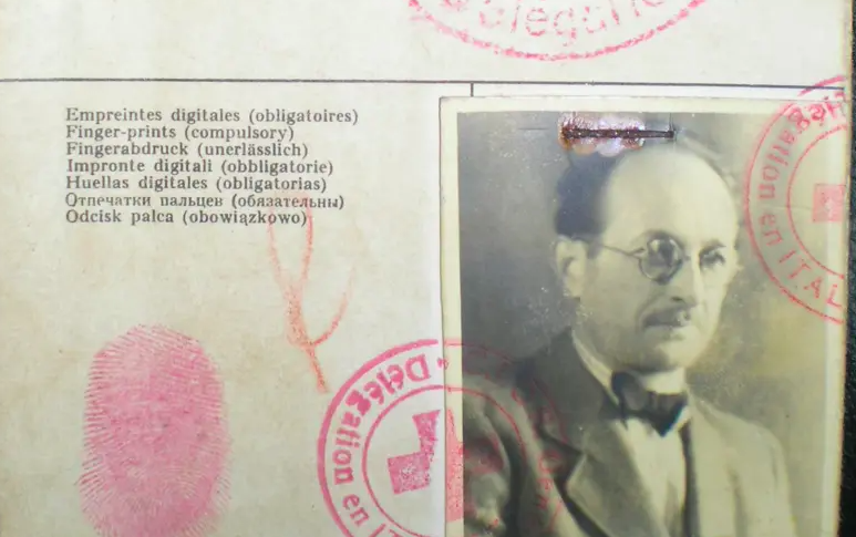 Radio Jai -Documento de identidad falso de la Cruz Roja de ADOLF EICHMANN, utilizado para ingresar a Argentina bajo el alias Ricardo Klement en 1950. (Crédito de la foto: Wikimedia Commons)