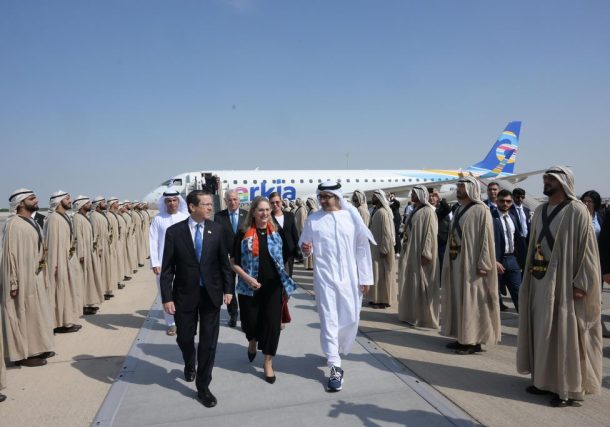 Radio Jai -Herzog visita los Emiratos Árabes Unidos después de un viaje histórico a Bahrein
