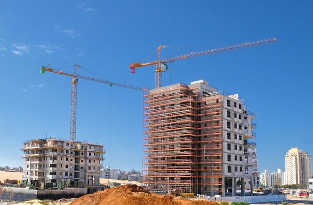 Radio Jai -Construcción de un edificio en Holon, mayo de 2020. (100 a través de iStock by Getty Images)