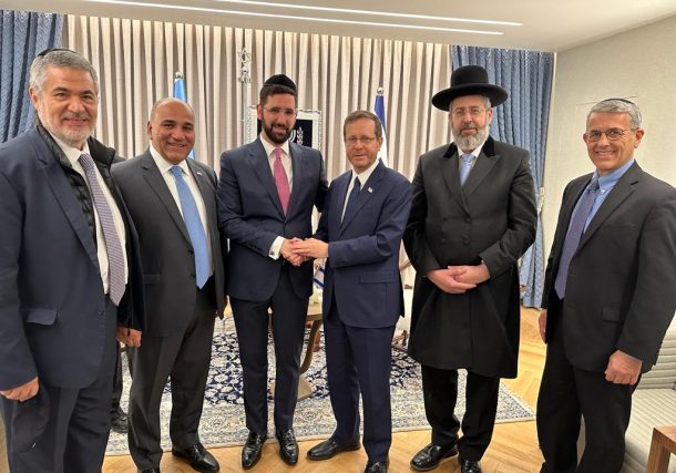 El presidente de Israel Isaac Herzog, Los Rabinos Lau y Husni, Juan Manzur, Cesar Wengroer y Agustín Zbar
