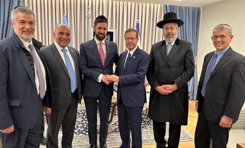 El presidente de Israel Isaac Herzog, Los Rabinos Lau y Husni, Juan Manzur, Cesar Wengroer y Agustín Zbar