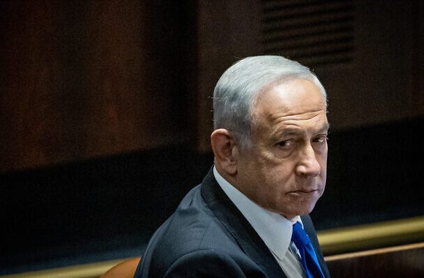 Radio Jai -El líder del Likud, Benjamin Netanyahu, en el pleno de la Knesset el 20 de diciembre de 2022. (Yonatan Sindel/Flash90)