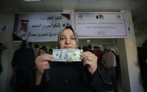 Radio Jai -Los palestinos reciben ayuda financiera de Qatar en una oficina de correos en la ciudad de Gaza, el 27 de noviembre de 2019. (Hassan Jedi/Flash90)