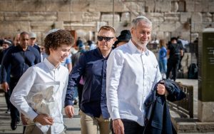 Radio Jai -El oligarca ruso Roman Abramovich, a la derecha, y su hijo Aaron Alexander Abramovich en el Muro Occidental para conmemorar el bar mitzvah de este último, en la Ciudad Vieja de Jerusalén