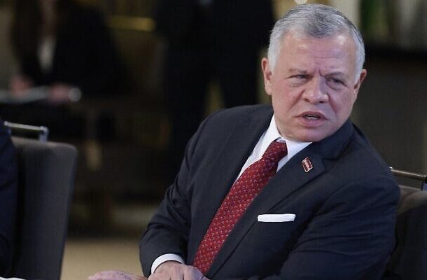 Radio Jai - El rey Abdullah II de Jordania escucha al presidente francés Emmanuel Macron (no en la foto) durante un almuerzo de trabajo en el Palacio Al-Husseiniya en la capital jordana, Amman, el 21 de diciembre de 2022. (Ludovic Marin/Pool/AFP)