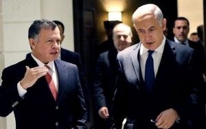 Radio Jai -El primer ministro Benjamin Netanyahu, a la derecha, y el rey Abdullah II de Jordania, a la izquierda, en el Palacio Real de Amán, Jordania, el 16 de enero de 2014. (AP/Yousef Allan, Palacio Real de Jordania)