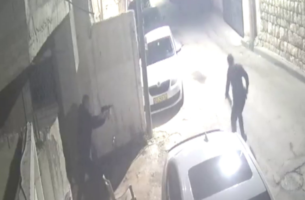 Radio Jai -Naim Badir intenta abrir fuego con una metralleta improvisada durante un ataque contra agentes de policía en Kafr Qasim, a principios del 23 de diciembre de 2022. (Policía de Israel)