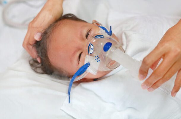 Radio Jai -Un bebé enfermo con una máscara de inhalación para tratar el virus respiratorio sincitial (RSV) en una cama de hospital. (GOLFX frente a iStock por Getty Images)