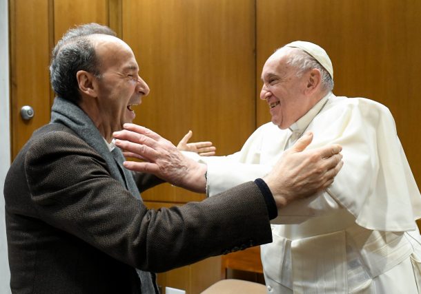 Radio Jai - Roberto Benigni, el actor de La Vida aes Bella se reunió con el Papa Francisco