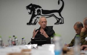 Radio Jai -El ministro de Defensa, Benny Gantz, habla en el cuartel general del Comando Central de las FDI en Jerusalén, el 23 de noviembre de 2022. (Elad Malka/Ministerio de Defensa)