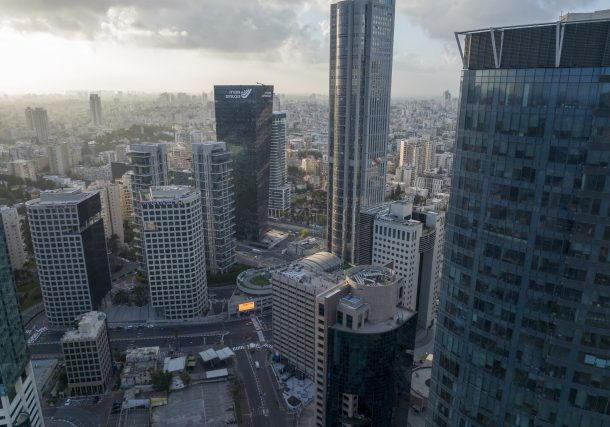 Radio Jai -Ilustrativo: una vista aérea de la Bolsa de Valores de Tel Aviv y sus alrededores, 20 de abril de 2022. (Matanya Tausig/Flash90)