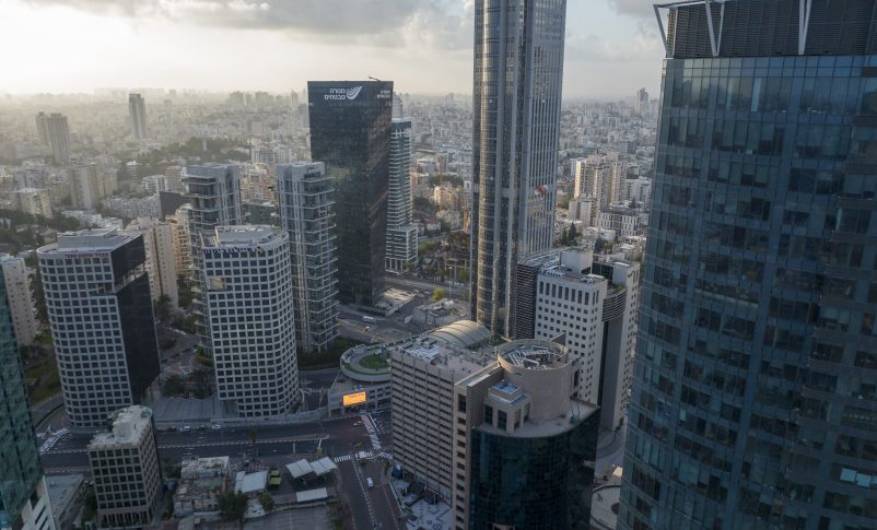Radio Jai -Ilustrativo: una vista aérea de la Bolsa de Valores de Tel Aviv y sus alrededores, 20 de abril de 2022. (Matanya Tausig/Flash90)
