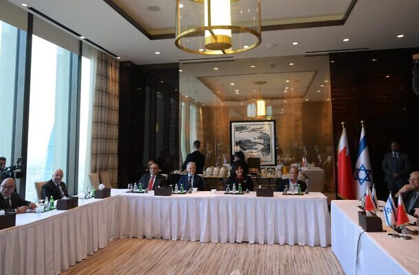 Radio Jai -El presidente Isaac Herzog (derecha) se reúne con miembros de la comunidad judía de Baréin en Manama el 4 de diciembre de 2022. (Amos Ben Gershom/GPO)
