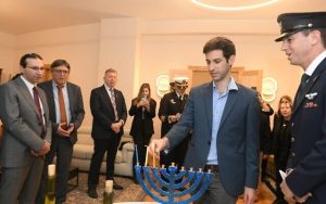 Radio Jai -Las familias de los cautivos israelíes y los soldados de las FDI asesinados en Gaza encienden velas de Hanukkah en la casa del enviado de Israel a Italia, Alon Bar, con la presencia del jefe de gabinete de Italia, el almirante Giuseppe Cavo Dragone, 21 de diciembre de 2022 (Embajada de Israel en Italia)