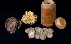 Radio Jai -La caja de madera de 2.200 años de antigüedad y su contenido. (Dafna Gazit, Autoridad de Antigüedades de Israel)