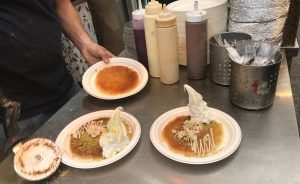 Radio Jai - A menudo el knafeh se sirve con salsas dulces y helado suave al lado. Foto: Sarah Levi