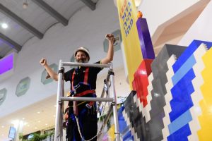 Radio Jai -La menorá de Janucá (hecha de Lego) más grande del mundo, en Tel Aviv