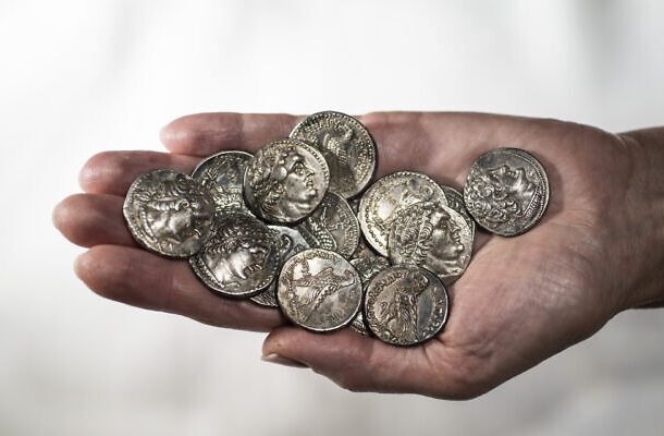 Radio Jai -El tesoro de monedas de 2.200 años de antigüedad ofrece una prueba contundente del Libro de los Macabeos, dicen los arqueólogos