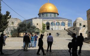 Radio Jai -Las fuerzas de seguridad israelíes escoltan a un grupo de judíos religiosos mientras visitan el Monte del Templo en la Ciudad Vieja de Jerusalén